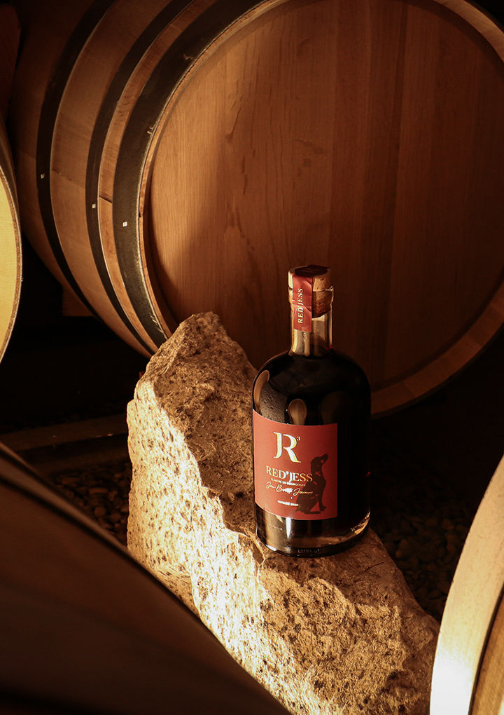 Le Red'Jess est élaboré à partir d'un Grand Vin rouge de Bourgogne, de Vodka vinique et d'arômes naturels.